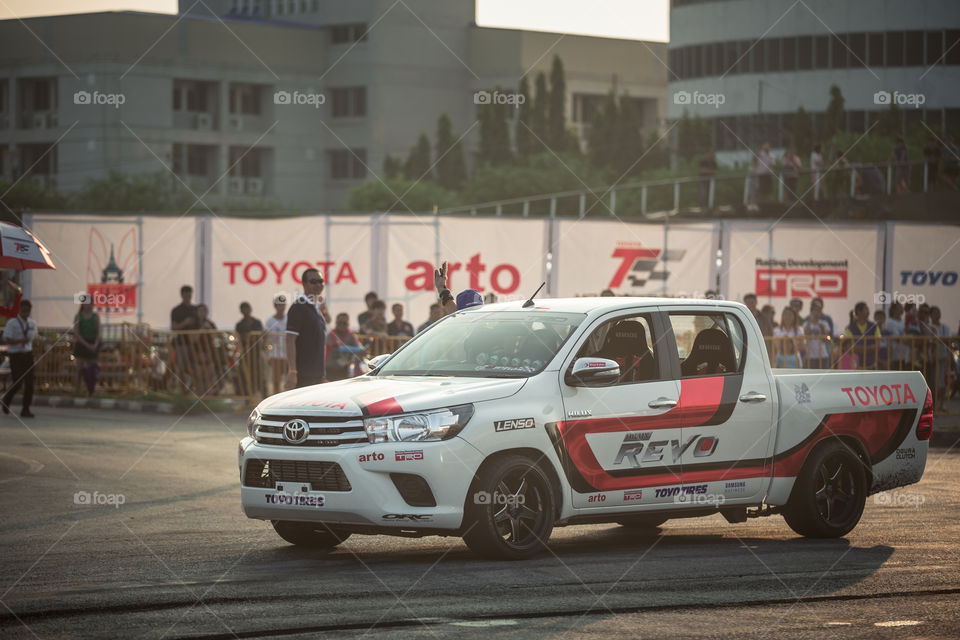 Toyota hilux revo drift show 