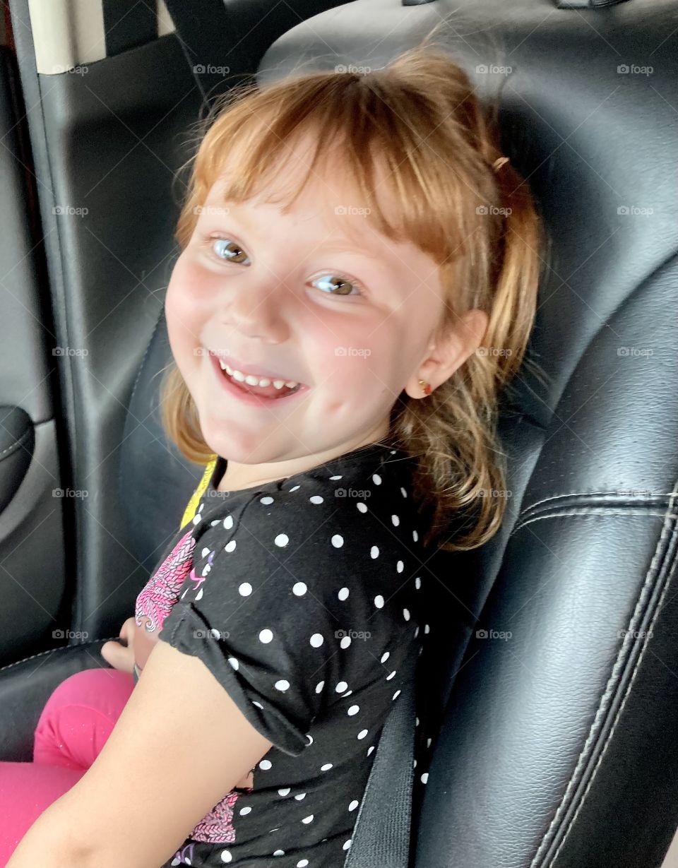 🇺🇸 With my daughter's smile so alive, I can make my day happier. The meaning of life is this: to promote happiness! / 🇧🇷 Com o sorriso tão vivo da minha filha, consigo fazer meu dia ser mais feliz. O sentido da vida é esse: promover a felicidade!