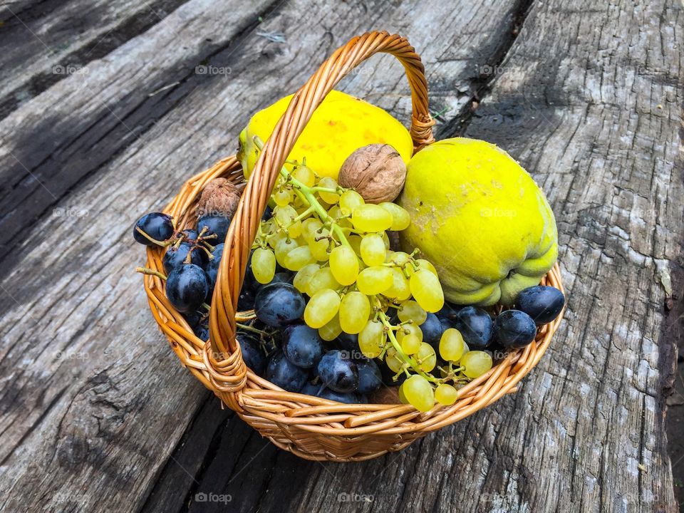 Quinces and grapes 
