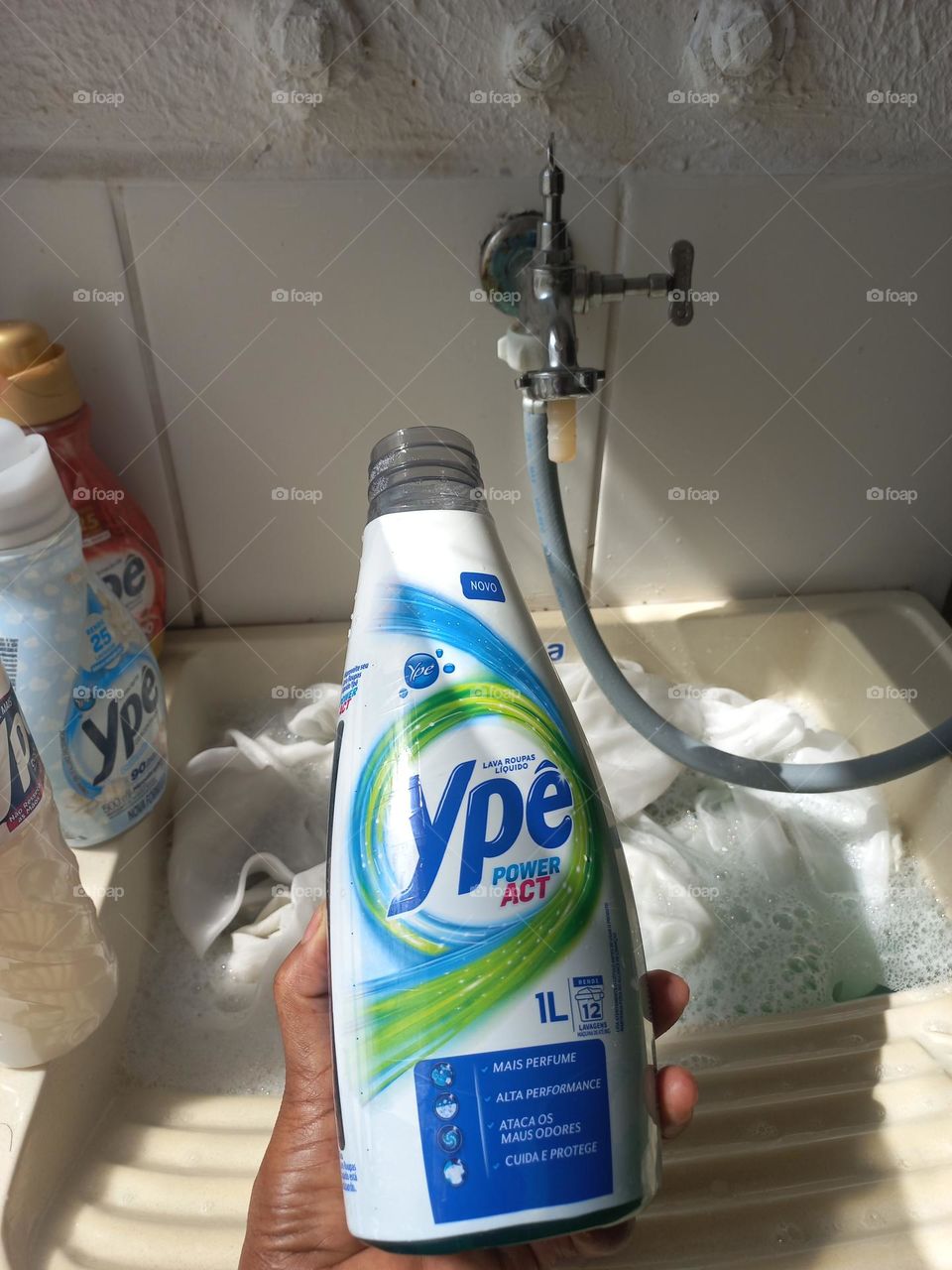 Este é o Lava Roupas Líquido Ypê POWER ACT, alta performance,  mais perfume.  Cuida e protege: roupas limpas,  cheiros , macias e gostosas de usar