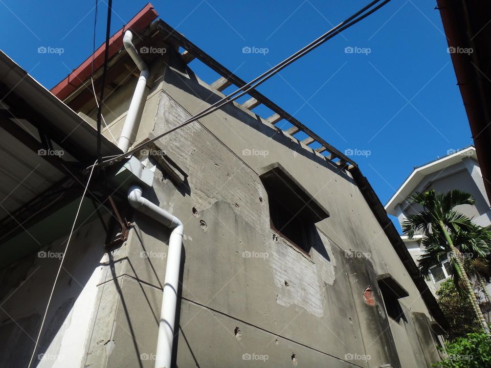 This building is the barn of "No. 1 Zhongshi Xitun".
 Built around 1940,
 It is a warehouse built for food distribution during the war,on this wall,
 It is full of bullet holes left by U.S. aircraft strafing during World War II.