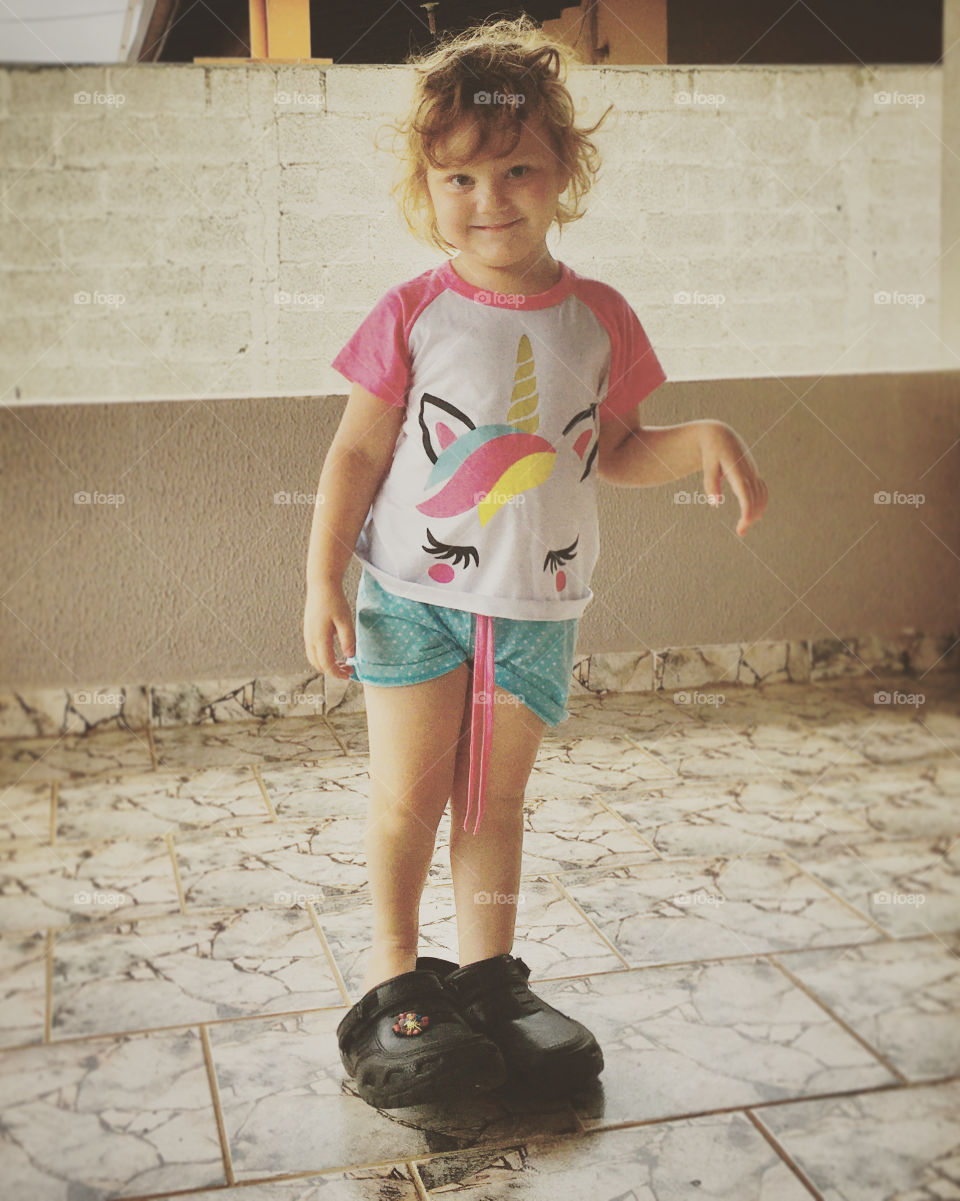 A charming smile from my daughter very early. Disheveled curly hair and lots of love! / Um sorriso encantador da minha filha logo bem cedo. Cabelos cacheados descabelados e muito amor!