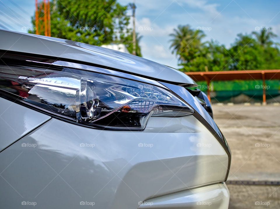 Headlamp of an SUV in side view