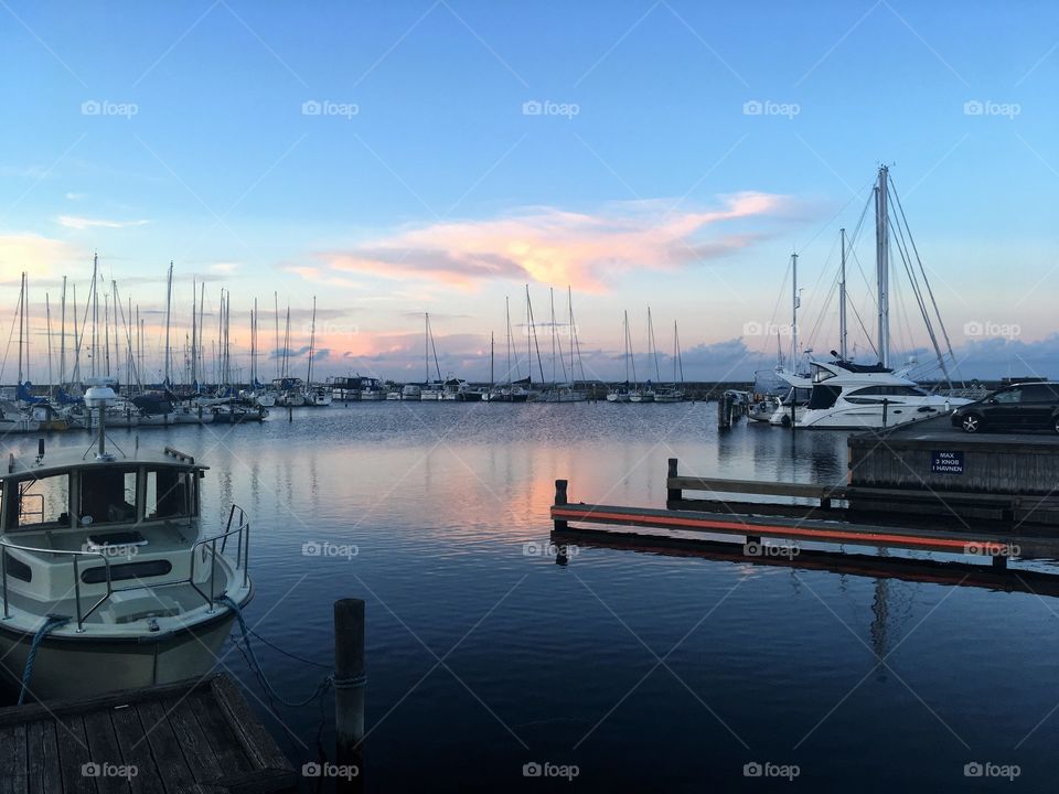 Sonnenuntergang an einem kleinen Boot Hafen in Kopenhagen (Dänemark)