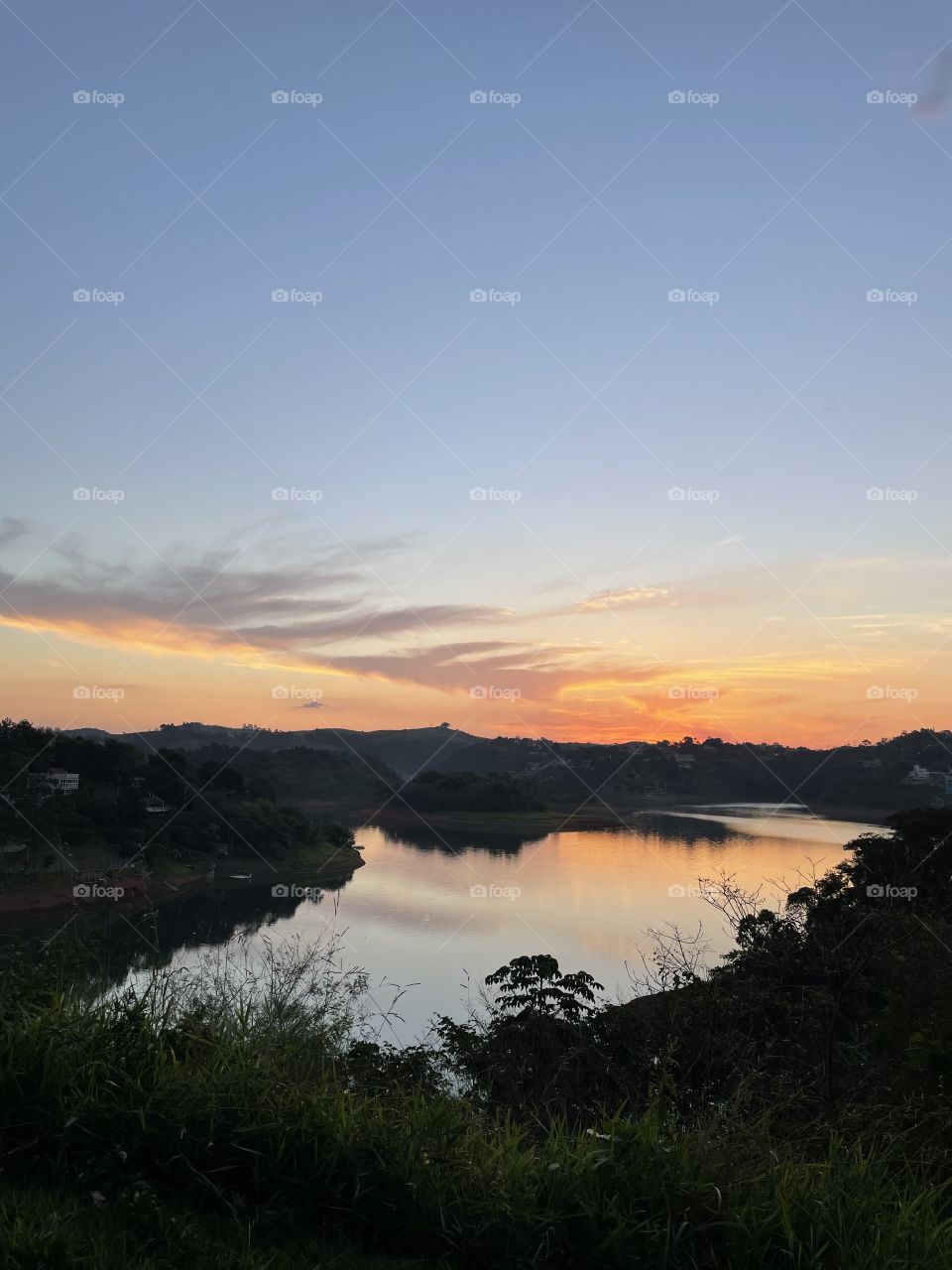 Represa e céu