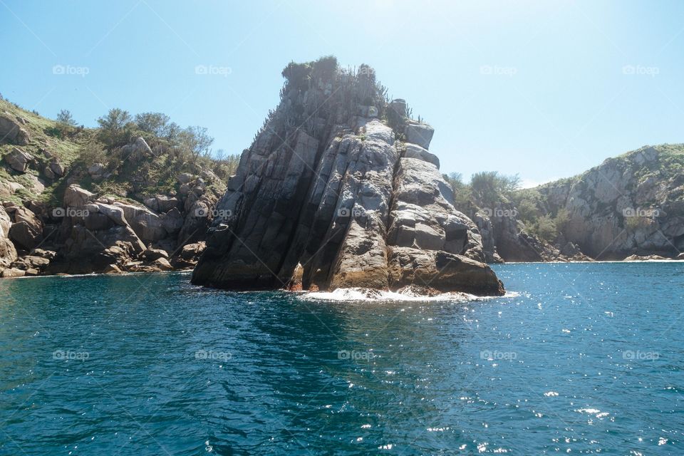 Praia com paisagem linda e fantástica no Brasil, na região do Lagos no Rio de Janeiro, em Arraial do Cabo. Uma ilha incrível de conhecer!