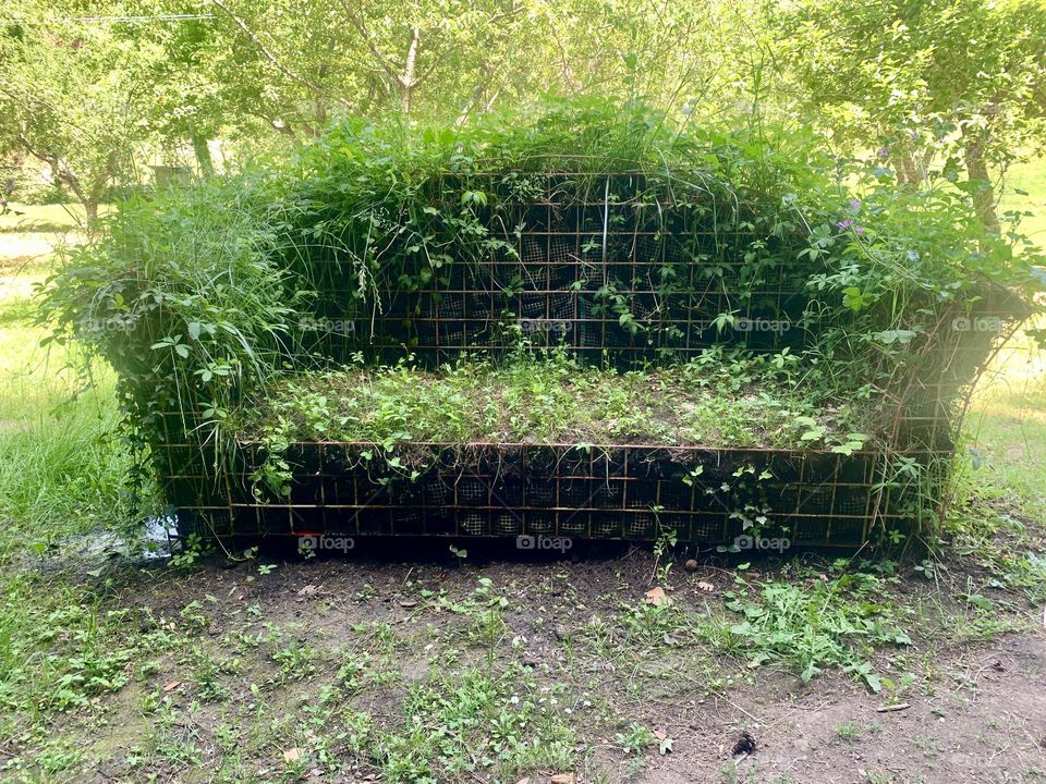 splendida scultura realistica perfettamente inserita nel verde del parco artistico di Daniel Spoerri