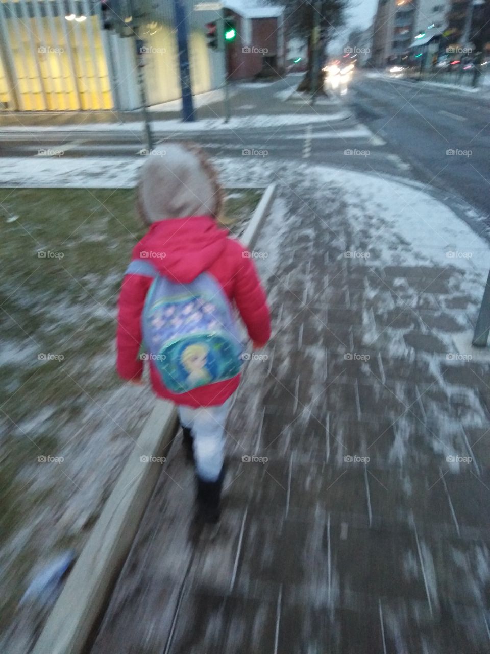 Kind auf dem Weg zum Kindergarten.
