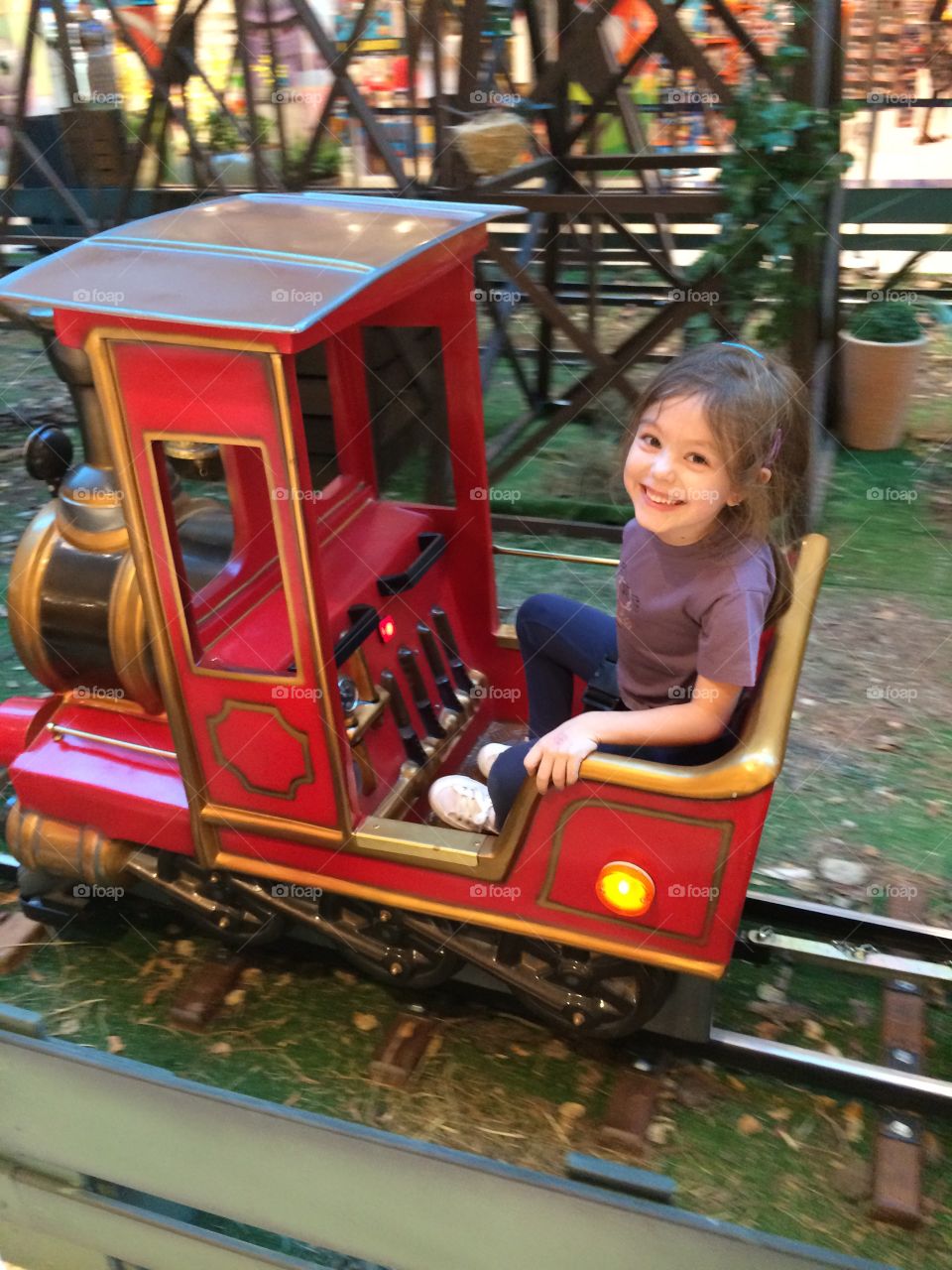 Olha o trem!!! Como é gostoso ser criança e se divertir. O sorriso da minha filha Marina diz tudo. 