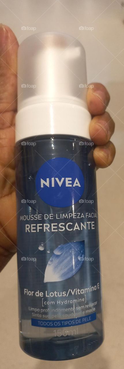 NIVEA MOUSSE DE LIMPEZA FACIAL REFRESCANTE, com Flor de Lótus, vitamina E e Hydramine. Limpa a pele, reduzindo a oleosidade sem ressecar, estimula a síntese do colágeno, deixando-a  macia, hidratada e saudável. A NIVEA,  cuida da sua pele com carinho