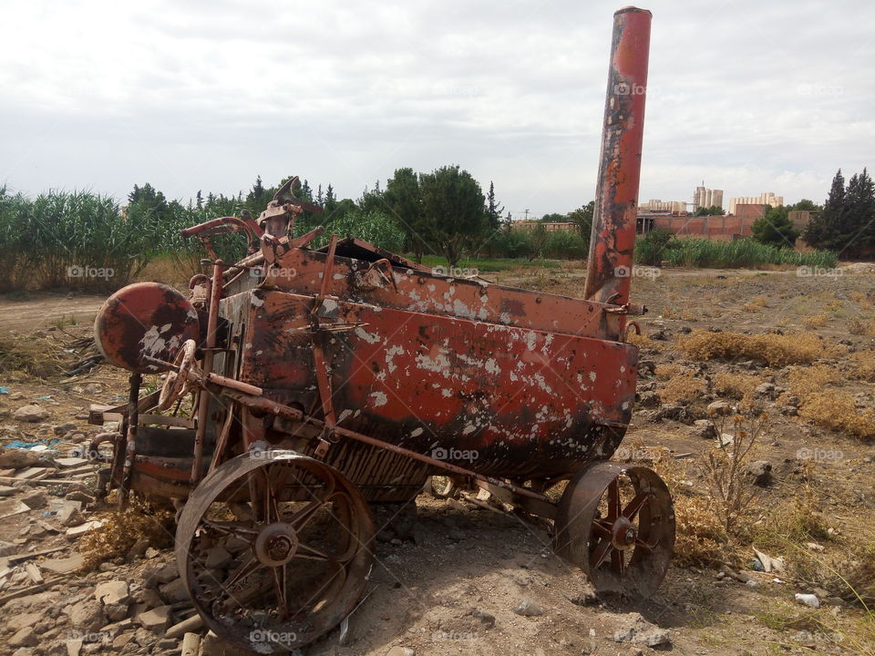 Ancien petit tracteur agricole