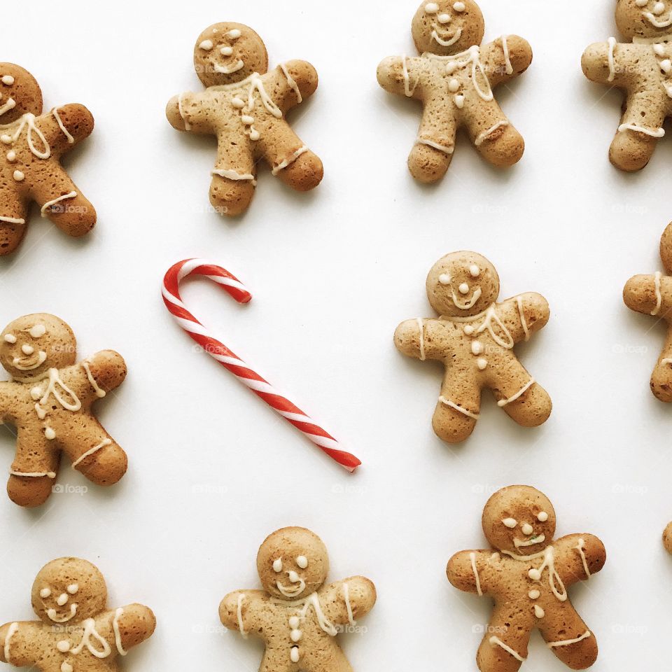 Christmas background made of gingerbread men gingerbread, pattern.