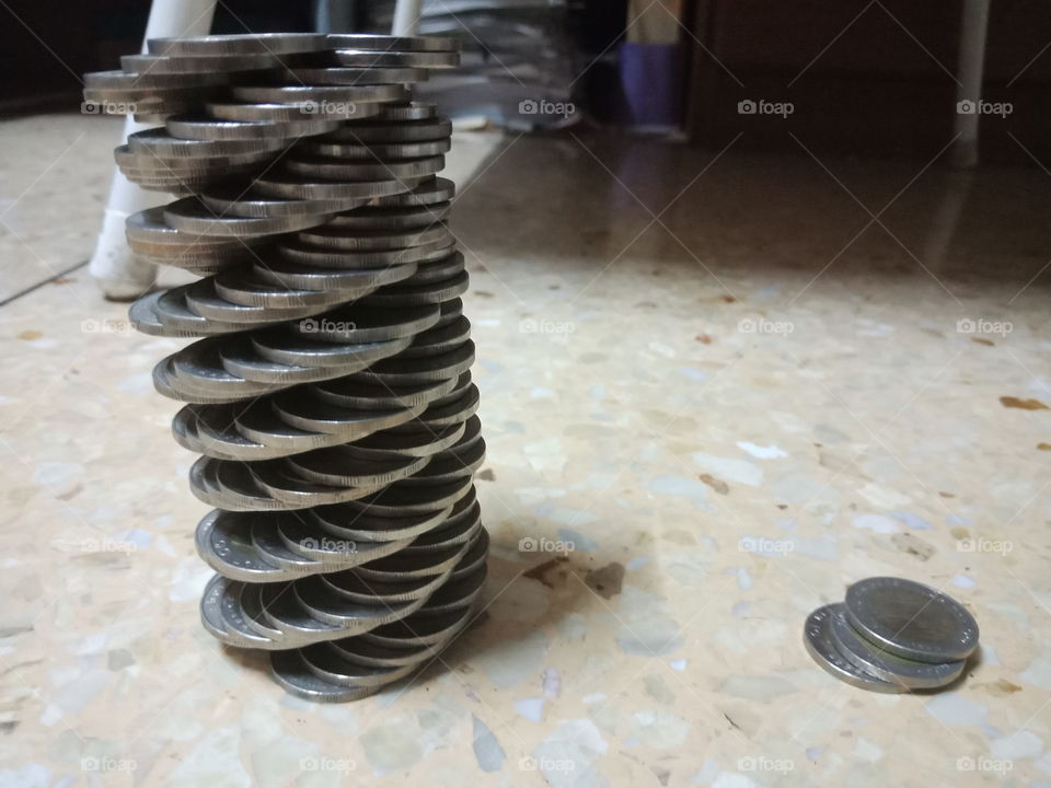 The spiral form of stacked coins