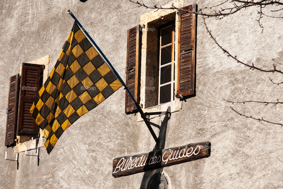 Checkered yellow-black flag