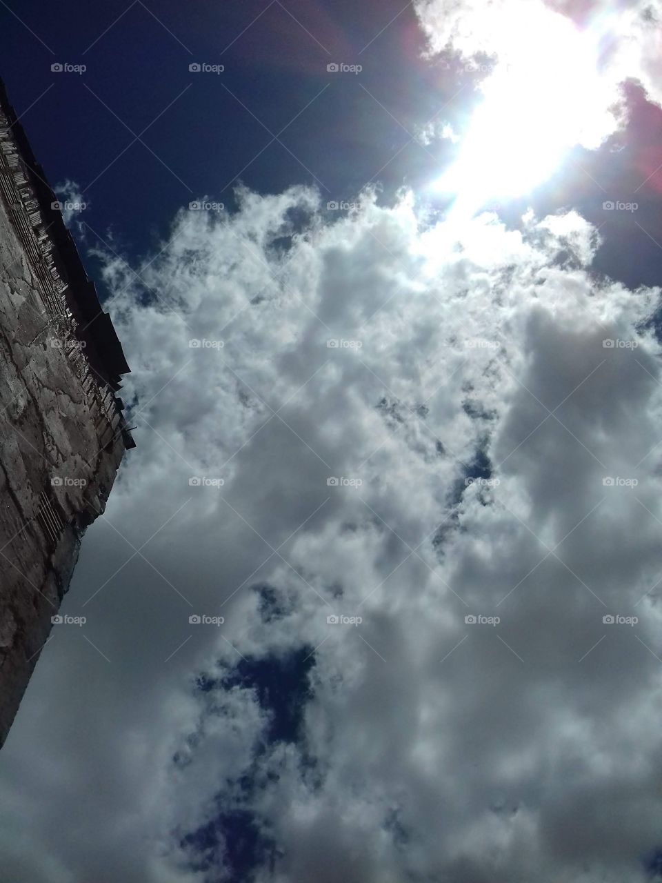 céu cheio de nuvens pesadas