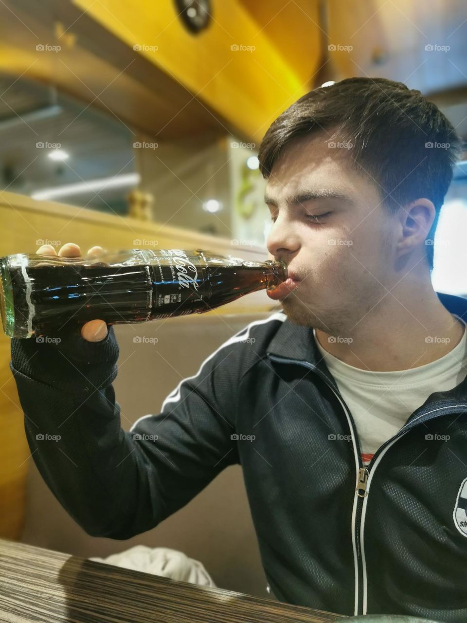 Tomando una coca cola