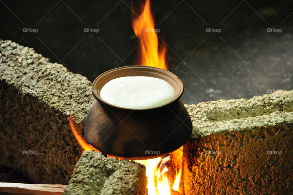 sri lankan sinhala new year milk boiling