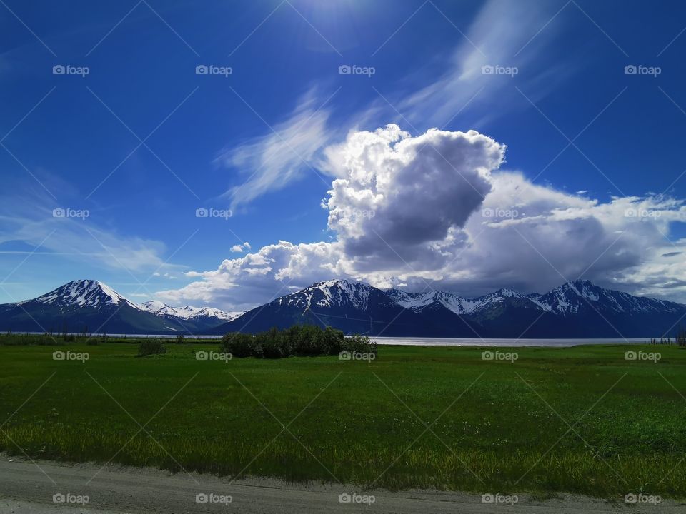 Nubes entre montañas, Alaska.