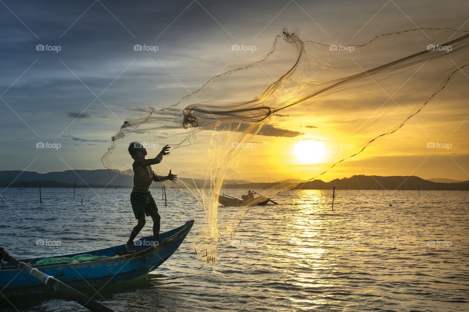 A imagem se refere ao trabalho e lazer de um pescador com sua rede em busca do pescado para o seu sustento em uma bela paisagen.