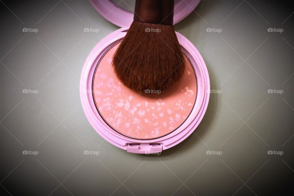 Face concealer with a brush