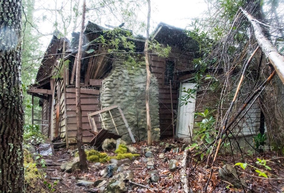 Abandoned home in Smoky Mountains , part of an abandoned town , in Tennessee .