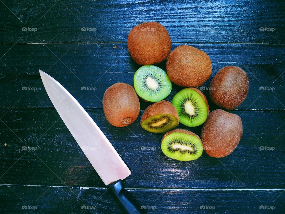 sliced ​​kiwi and kitchen knife