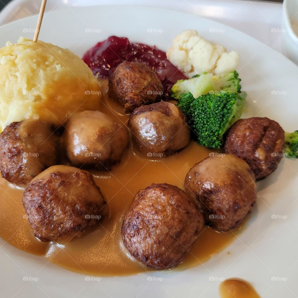 ikea restaurant's vegetarian meatballs are served with broccoli, jam and mashed potatoes.