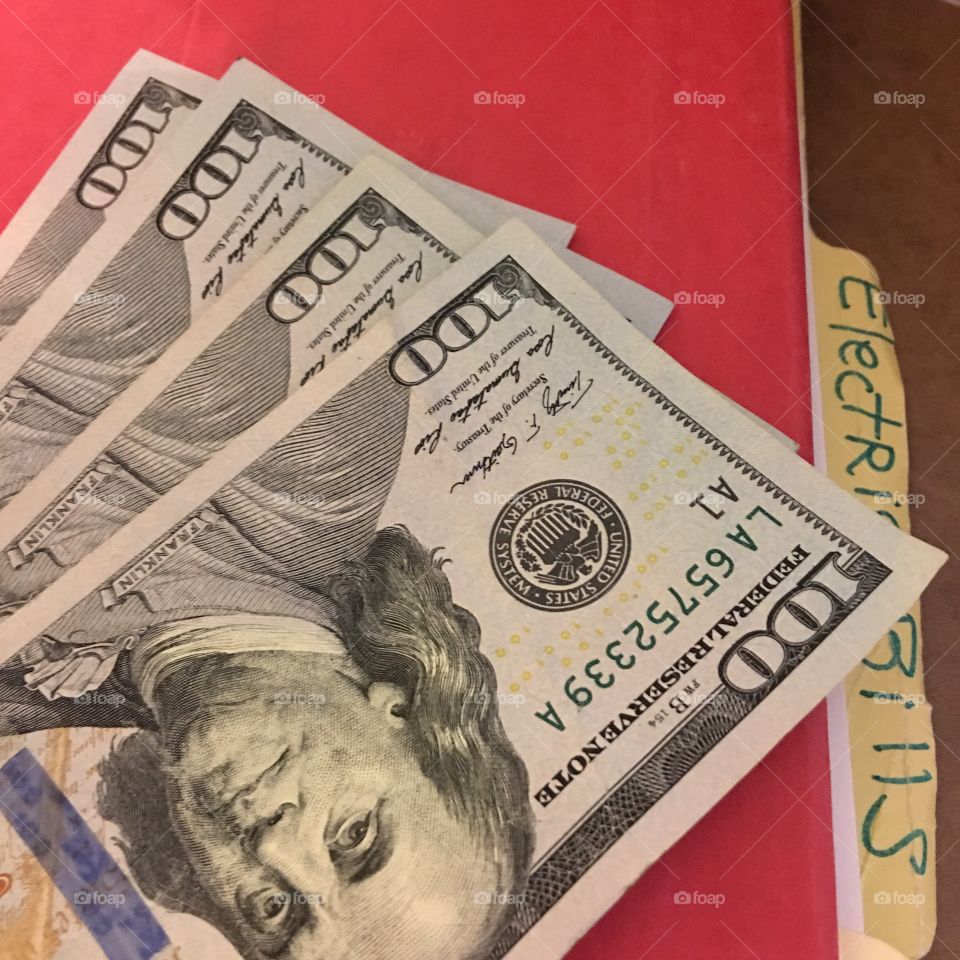 US 💴 Currency, $100 bills for deposit to use toward bills.