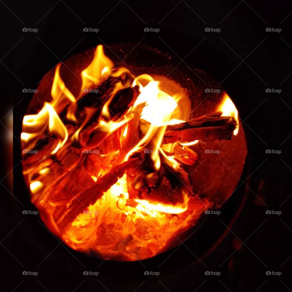 qashaearirat aldif' wayabda alhanin lilmatar

ترجمة نص باستخدام الكاميرا

When I see the sight of the fire, I remember the winter season, the good season, and a shiver of warmth runs through my body, and the longing for rain begins