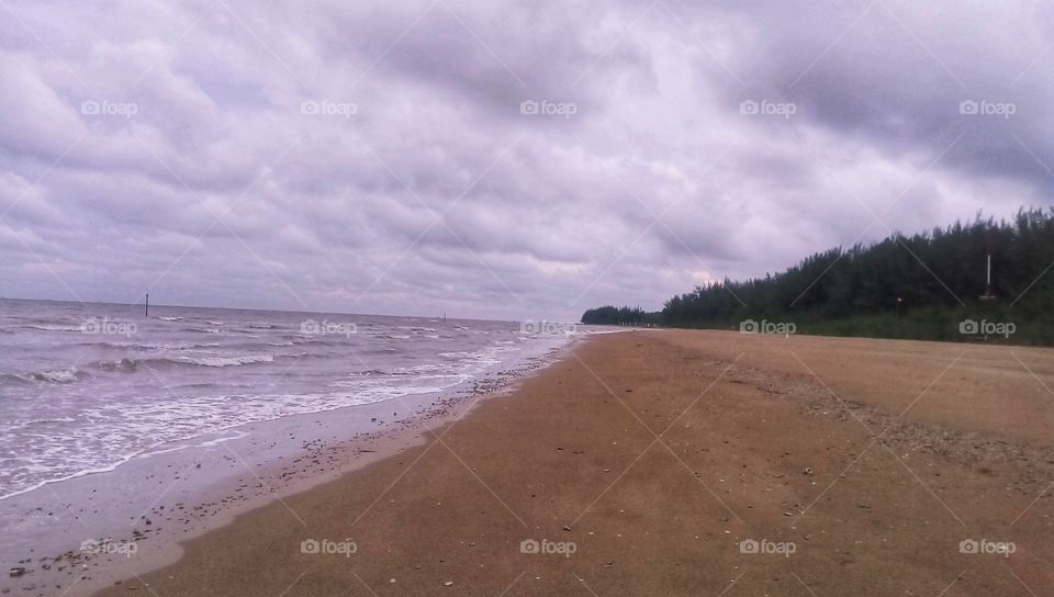 the atmosphere of the beach at dusk is quiet, only the sound of the waves that welcome the night comes