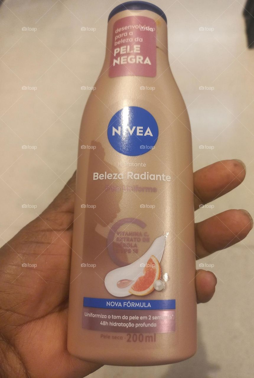 O destaque  para a beleza da  pele negra com tom uniforme e luminosidade. NIVEA o  hidratante Beleza Radiante , com vitamina C e extrato  de pérola. Com proteção FPS 15 contra os raios UVA e UVB