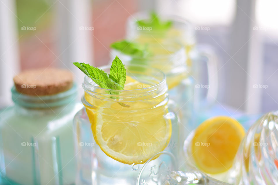 Juicing lemons for lemonade