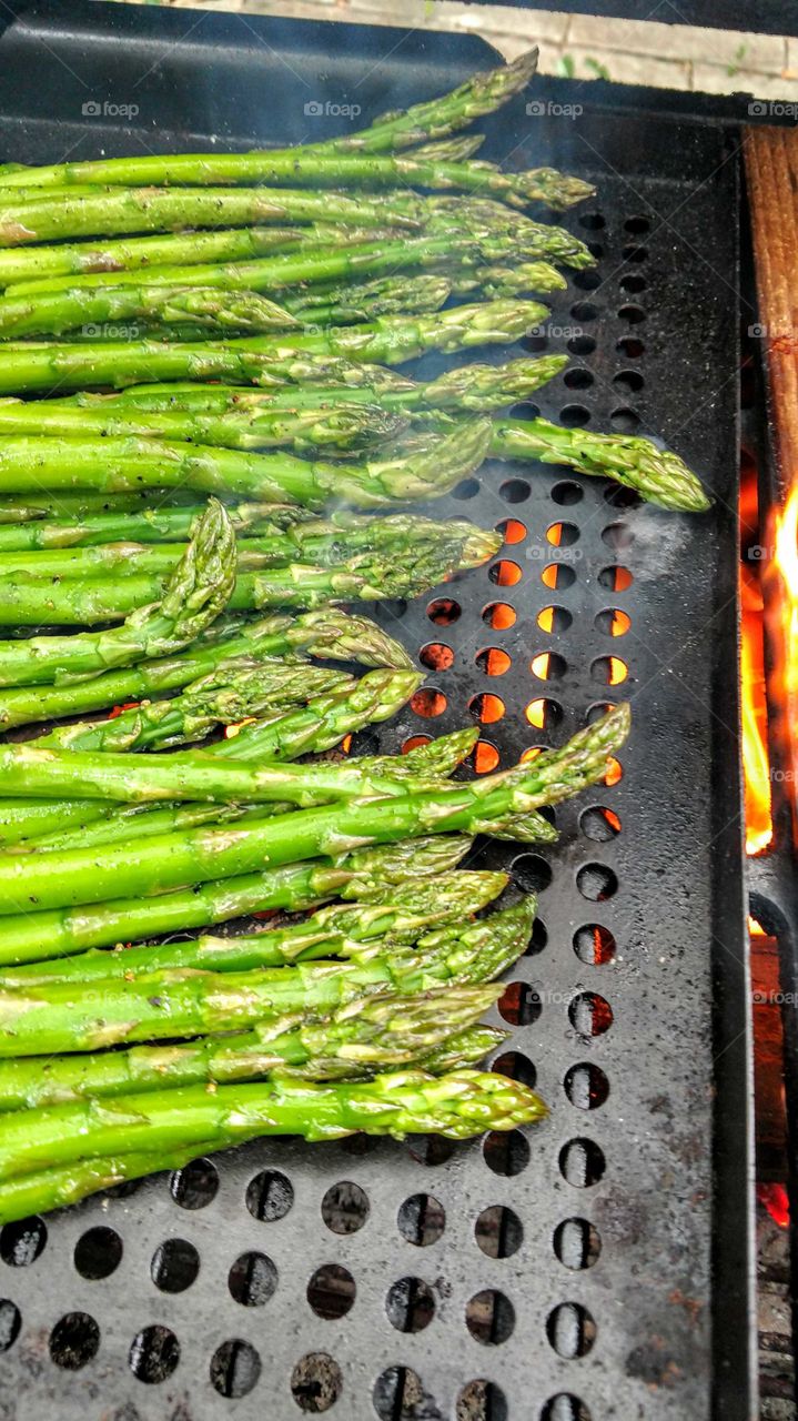 Asparagus on the grill