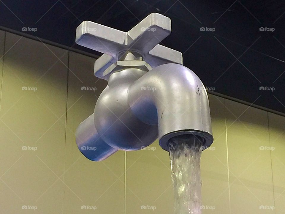 Floating water faucet 