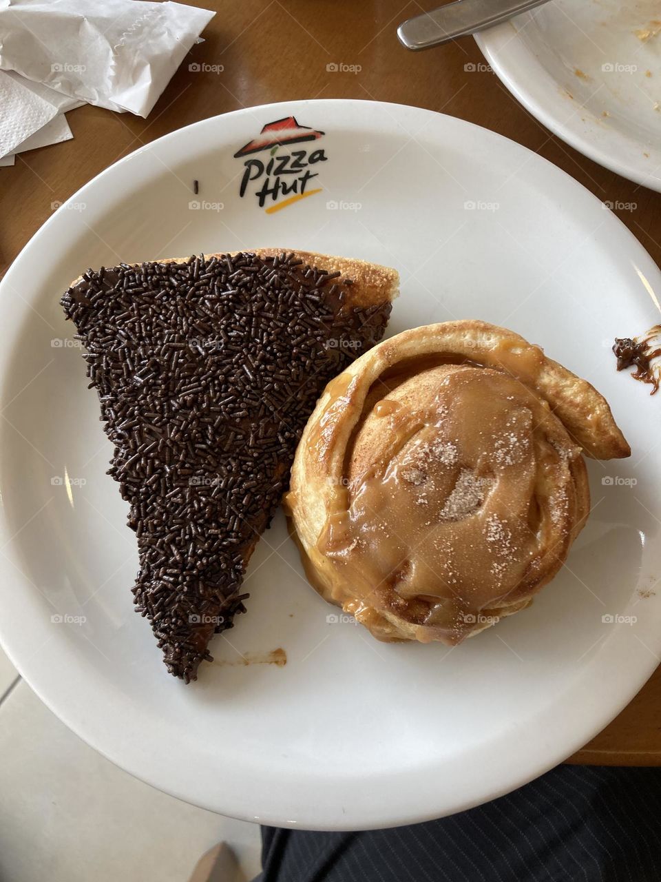 Que guloseima!!!

Pizza de brigadeiro com uma “torta húngara” de doce de leite.

Como é que eu vou emagrecer com essas coisas?