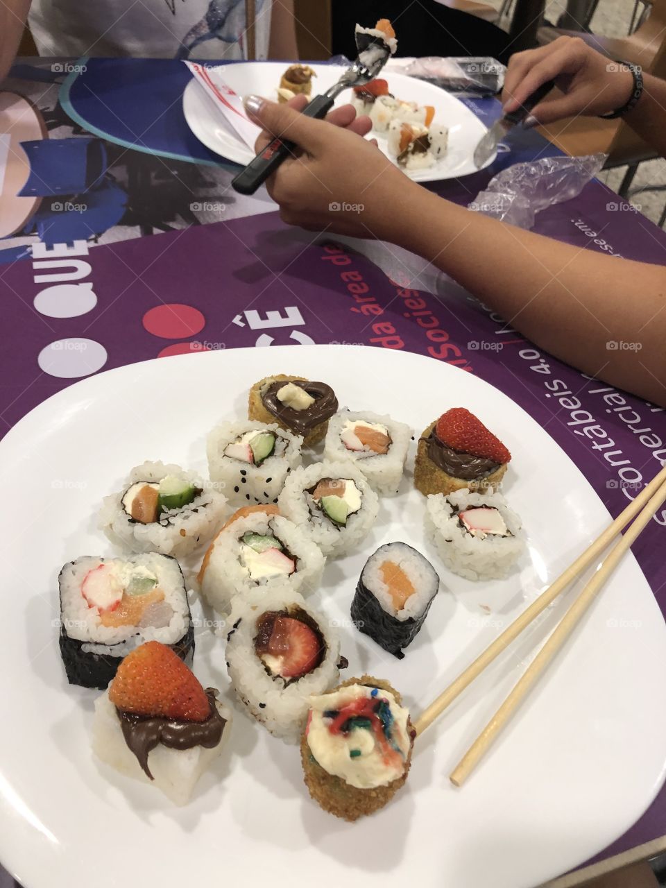 Sushi doce e salgado no prato 