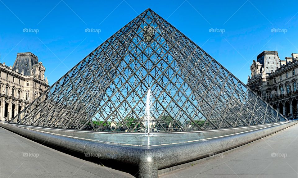 Pyramide du Louvre, Paris 