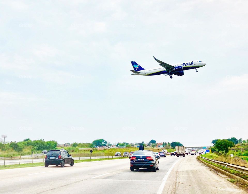 E na hora que passei pela Rodovia Santos Dumont, o avião resolveu cruzar o céu.
Aqui no Aeroporto de Viracopos, impressiona a quantidade de pousos e decolagens.