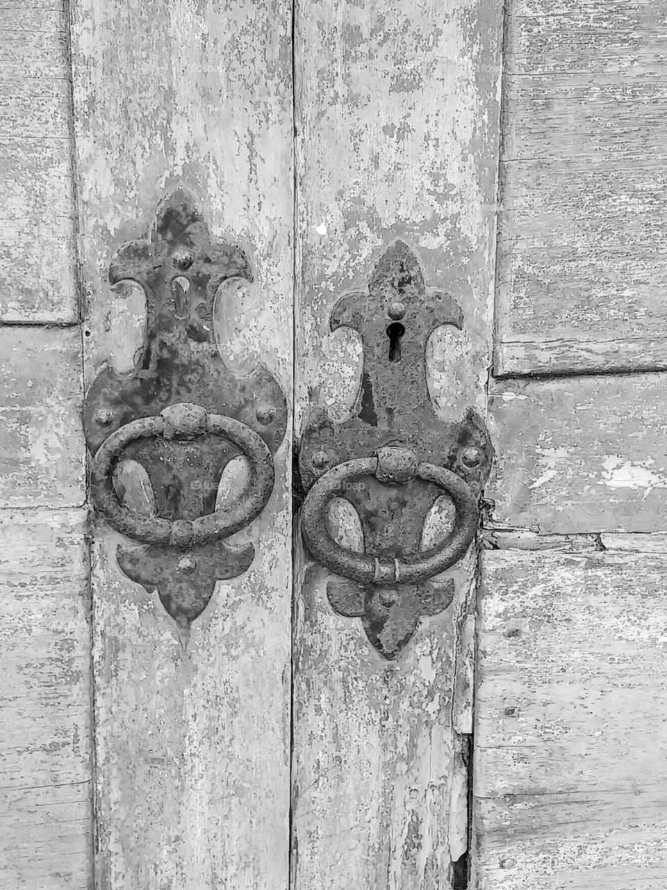 O tempo deixou suas marcas, mas a história permanece trancada nestas portas.