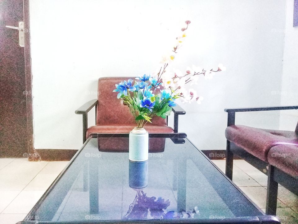 unique flower vase.this flower vase is made from canned material combined with flower so the results are extraordinary