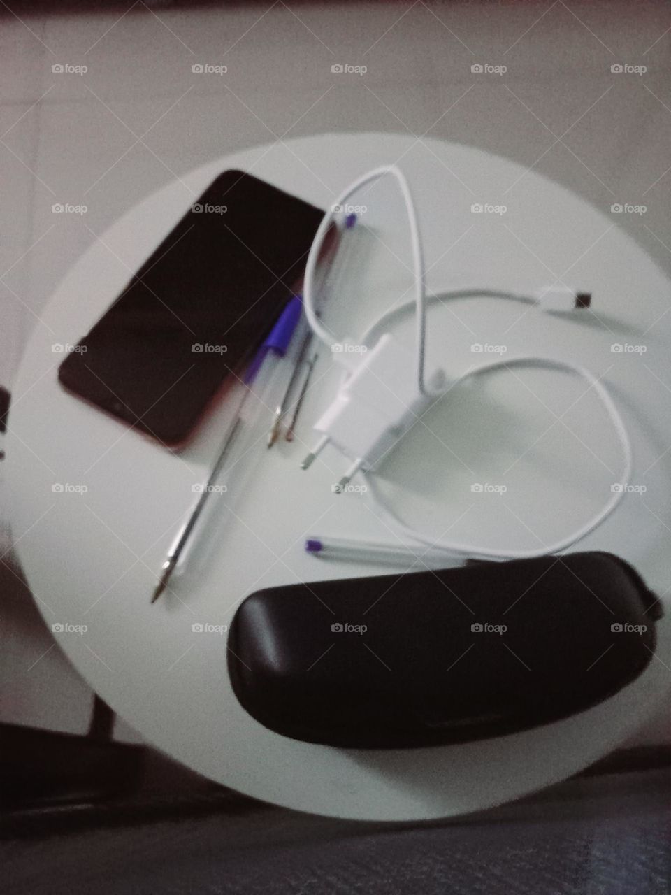 Mesa de cabeceira. A mesa de cabeceira é um dos móveis mais funcionais da casa, não serve só como apoio na hora de dormir, como também deixa a decoração do quarto mais bonita