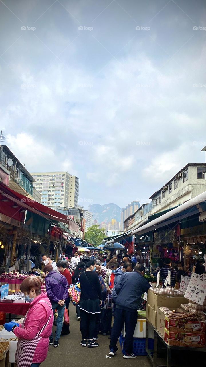 Everyday life is shopping in the wet market