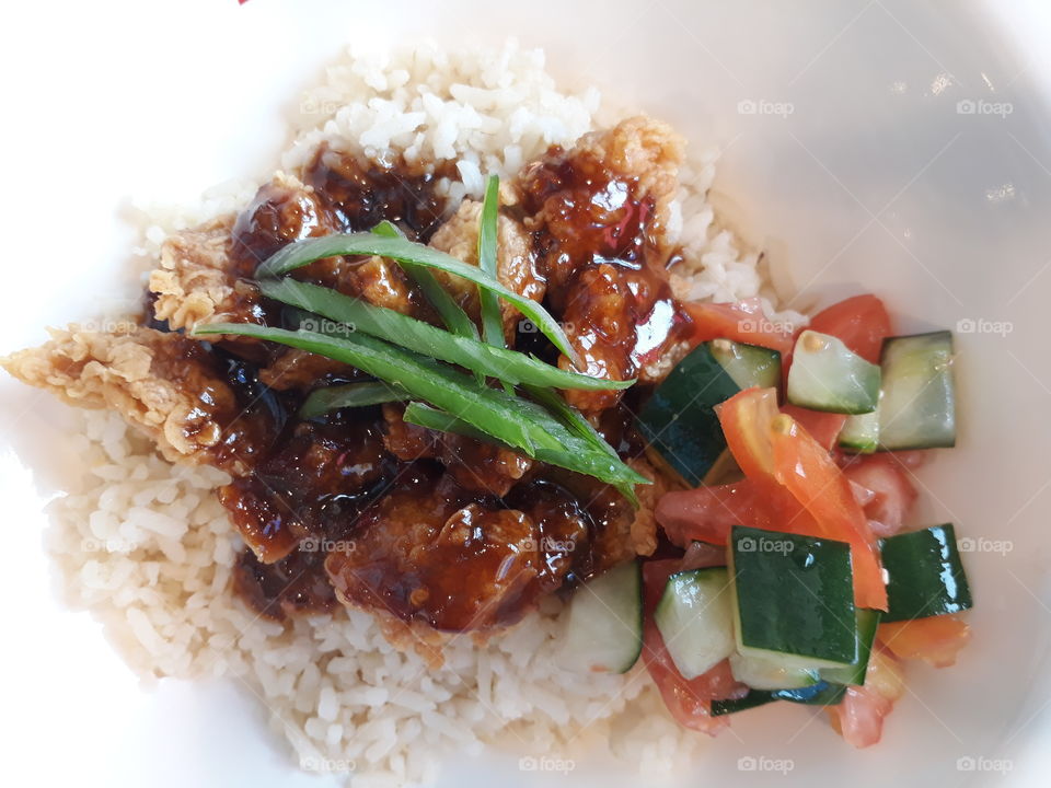 Ginger Rice Bowl with chicken, cucumber and tomatoes topped with sweet and spicy sauce