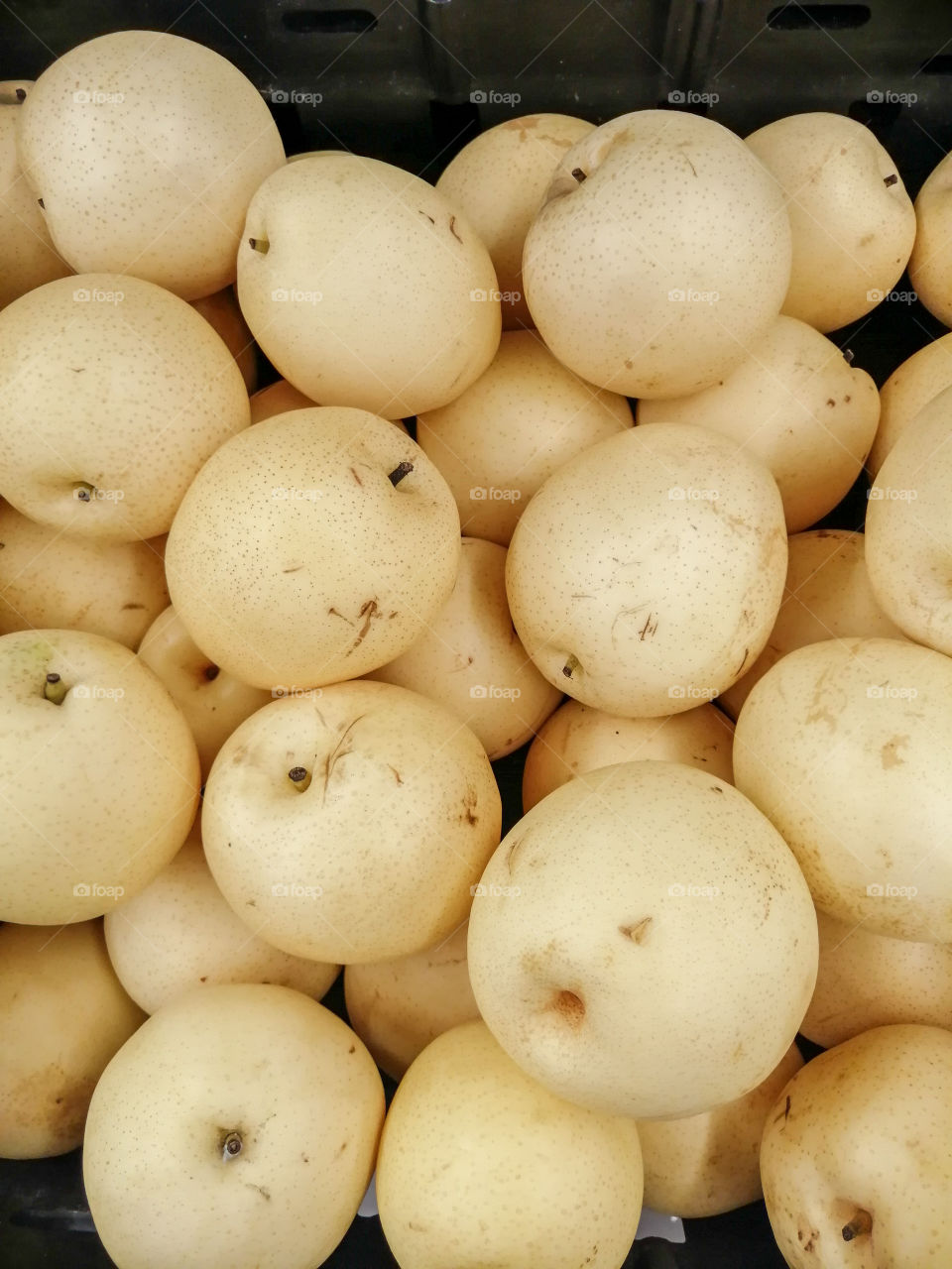 Bulk century pears in a grocery shop