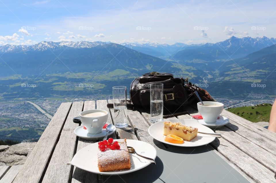 Café da manhã com paisagem maravilhosa dos Alpes austríacos 