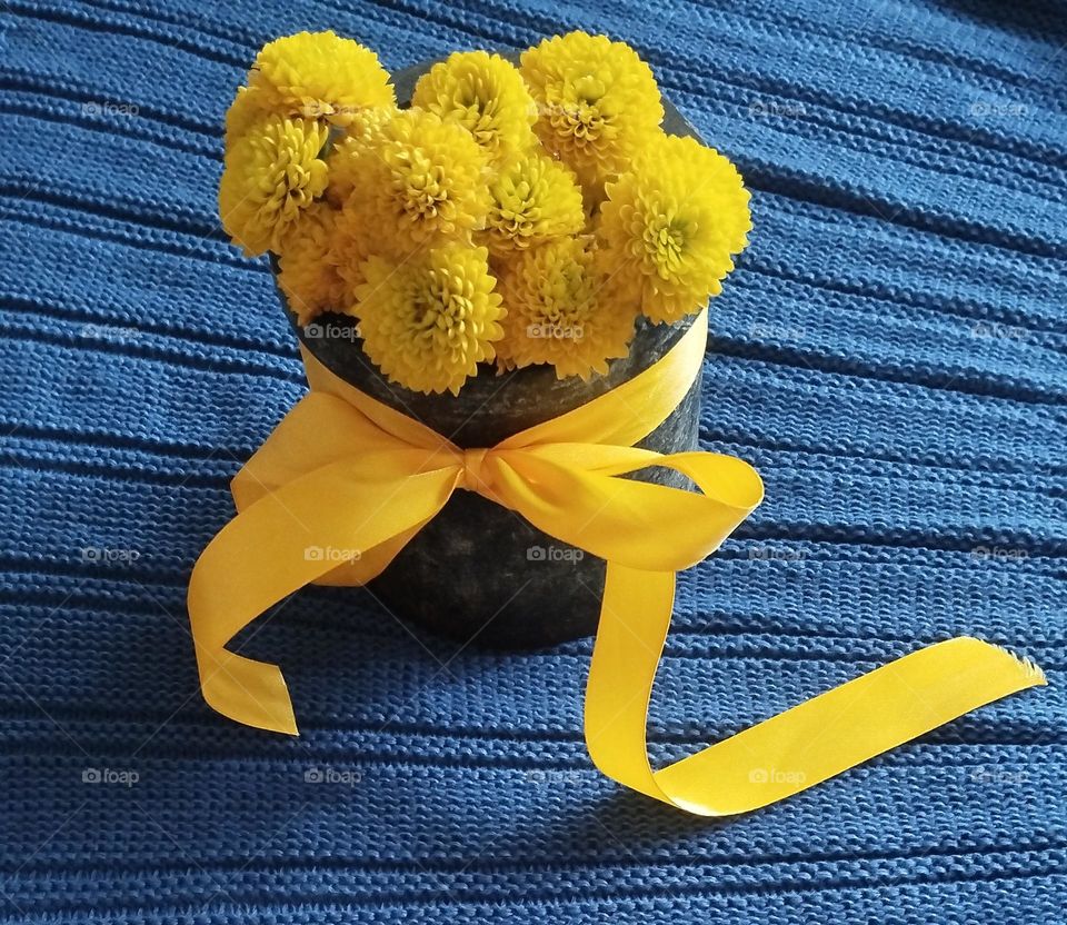 Mortar or Hwang, Navon or Jughan refers to a hole dug in the heart of wood or stone or a stone or metal container (usually brass) in which spices and seeds of plants, etc. are pounded or ground with handles