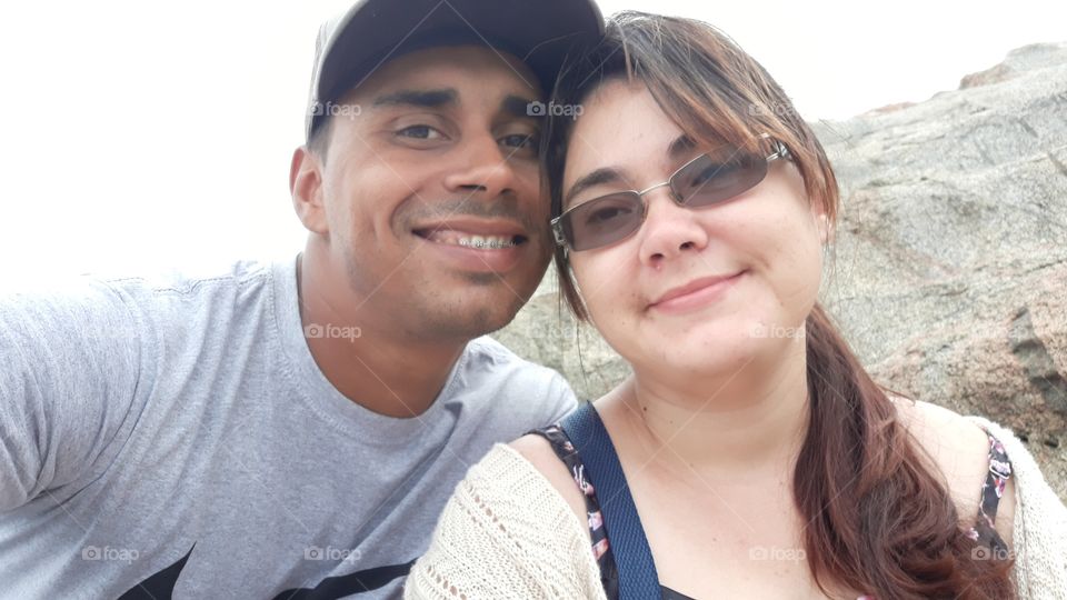 Minha linda esposa e eu, a beira mar, no pesqueiro do Peró, Cabo Frio, Rio de Janeiro, Brasil.