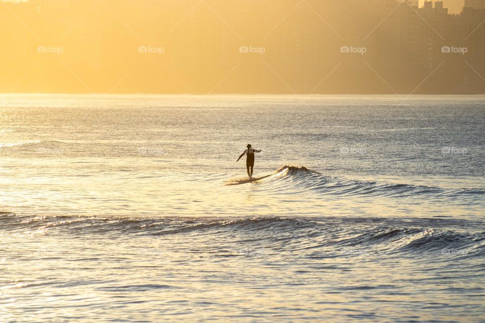 Surfista ao amanhecer