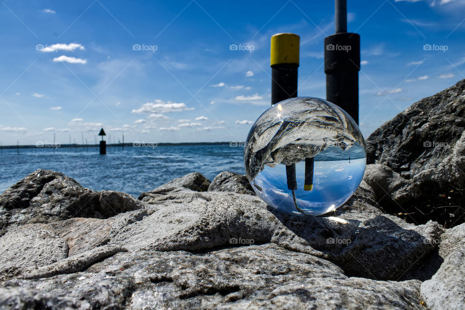 Lensball am Wasser