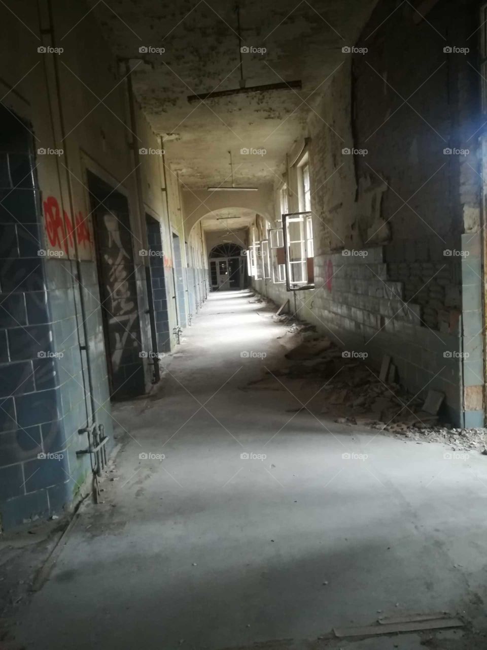Ruine Klinik Gang Station